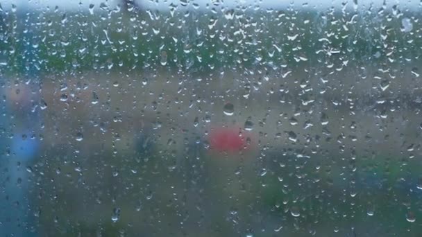 Jours de pluie, forte pluie tombant sur la surface de la fenêtre — Video