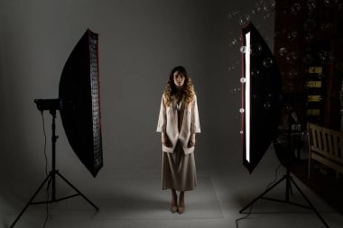 Stüdyoda beyaz arka planda güzel makyajlı bir manken. Stüdyoda profesyonel çekim ve ışıklandırma