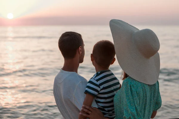 Denizde tatil. Bir aile sahil boyunca yürür. Aile el ele tutuşuyor — Stok fotoğraf