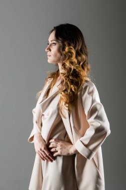 Stüdyoda beyaz arka planda güzel makyajlı bir manken. Stüdyoda profesyonel çekim ve ışıklandırma