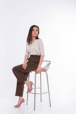 Stüdyoda beyaz arka planda güzel makyajlı bir manken. Stüdyoda profesyonel çekim ve ışıklandırma