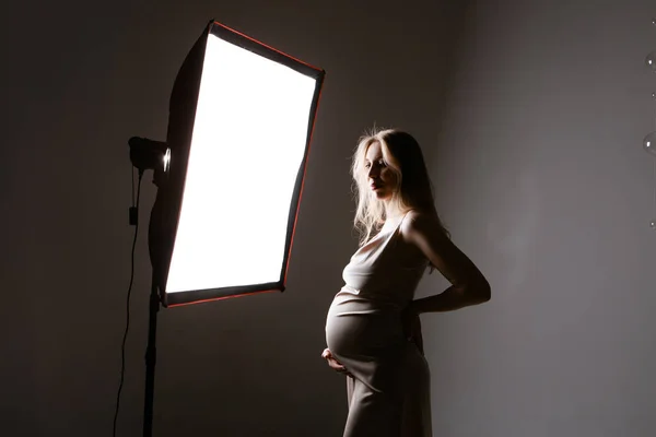 Uma Mulher Grávida Terno Preto Acaricia Sua Barriga Fundo Branco — Fotografia de Stock