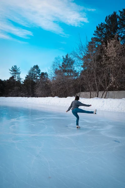 Πατινέρ Στον Πάγο Κορίτσι Κάνει Πατινάζ Πάγος Κάτω Από Τον — Φωτογραφία Αρχείου