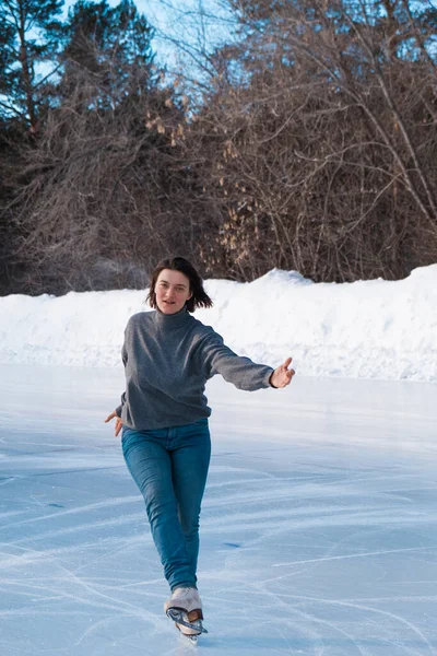Műkorcsolyázó Jégen Lány Korcsolyázik Jég Szabad Alatt Télen Nincs Smink — Stock Fotó
