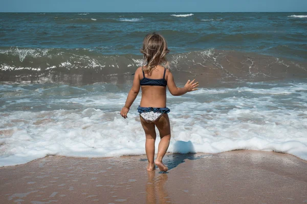Egy lány a tengerben nyaral. A koncepció a Spa, úszás órák, nyaralás, vízkezelés — Stock Fotó