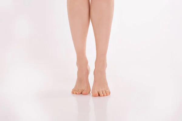 Piękne kobiety nogi na białym tle — Zdjęcie stockowe