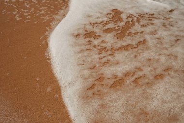 Dalgalar kıyıya vuruyor. Kıyı şeridi boyunca su hareketi