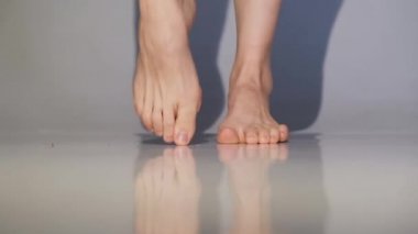 Beyaz arka planda güzel kadınların ayakları