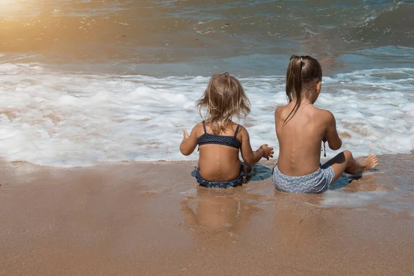 Dívka na dovolené v moři. Koncept lázní, lekce plavání, dovolená, úprava vody — Stock fotografie