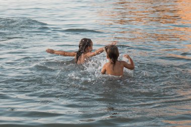 Denizde tatil yapan bir kız. Spa konsepti, yüzme dersleri, tatiller, su tedavisi