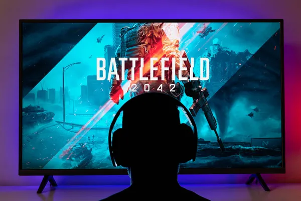 Homme Avec Casque Jouer Battlefield 2042 Télévision Sept 2021 Sao — Photo