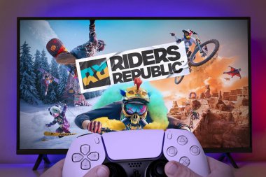 Çocuk Playstation 5, 25 Ekim 2021 'de Riders Republic oynuyor, Sao Paulo, Brezilya