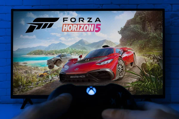 男はXboxでForza Horizon 5をプレイ 11月 2021 サンパウロ ブラジル — ストック写真