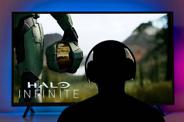 Homme Jouant Nouveau Halo Infinite Télévision Avec Écouteurs Déc 2021 — Photo