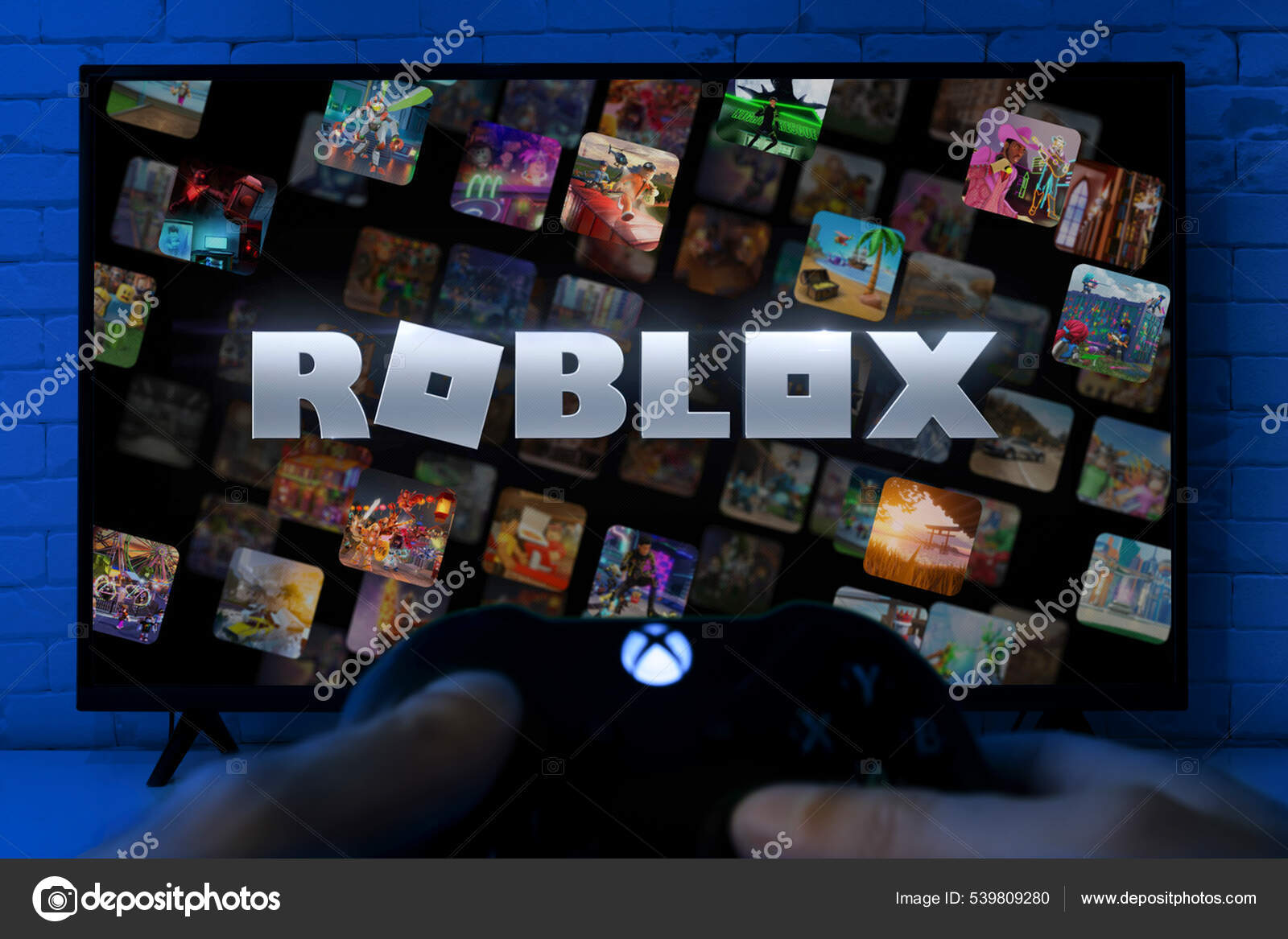 Foto de Play Roblox at smartv 4K, 4 Jan, Sao Paulo, Brazil do Stock