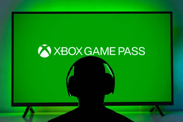 Homme Avec Casque Devant Logo Xbox Game Pass Sur Écran — Photo