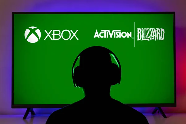 Hombre Con Auriculares Delante Con Logotipo Xbox Activision Blizzard Nueva — Foto de Stock