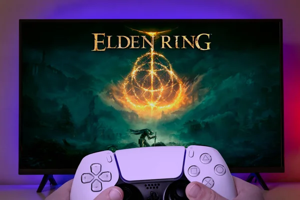 Kid Manos Con Playstation Controlador Jugando Elden Ring Pantalla Ene — Foto de Stock