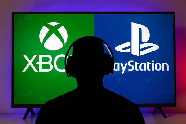 Man Dengan Headphone Depan Dengan Xbox Dan Playstation Logo Fev — Stok Foto