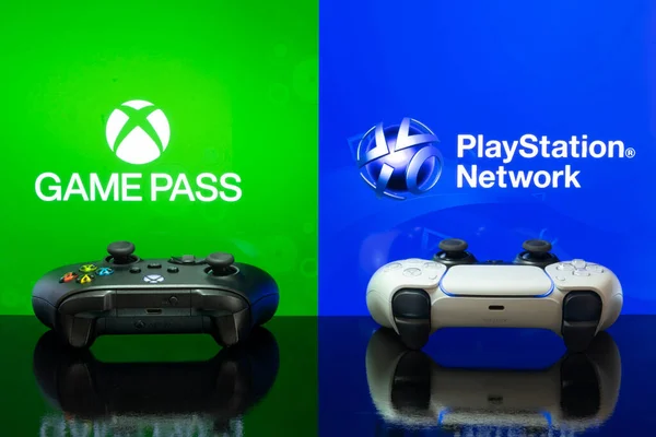 Controladores Xbox Playstation Con Logos Game Pass Playstation Network Enfoque —  Fotos de Stock