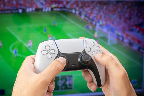 Mann Mit Spielcontroller Beim Fußballspielen — Stockfoto