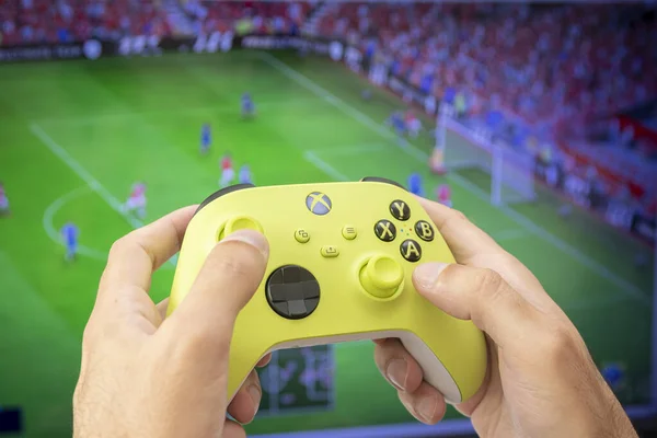 Mann Mit Xbox Controller Und Fußballspiel Hintergrund März Sao Paulo — Stockfoto
