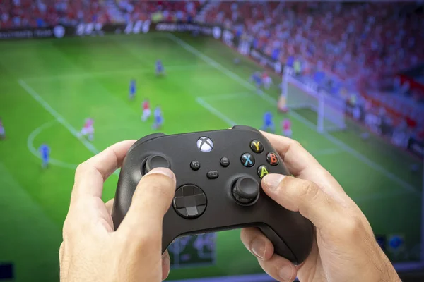 Hombre Sosteniendo Xbox Controlador Con Juego Fútbol Segundo Plano Mar —  Fotos de Stock