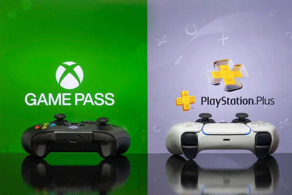 Controladores Xbox Playstation Con Logotipos Game Pass Playstation Segundo Plano —  Fotos de Stock
