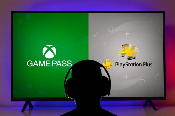 Hombre Con Headfone Buscando Logos Game Pass Playstation Pantalla Abr — Foto de Stock