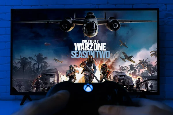 Homme Jouer Call Duty Warzone Saison Télévision Avec Manette Xbox — Photo