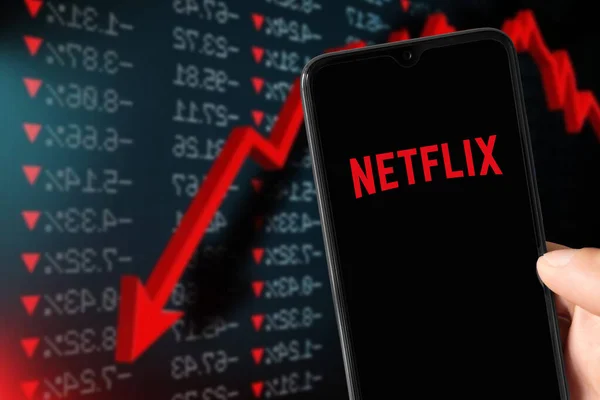 Netflix Fut Smartphone Háttérrel Mutatja Előfizetők Csökken Április 2022 Sao — Stock Fotó