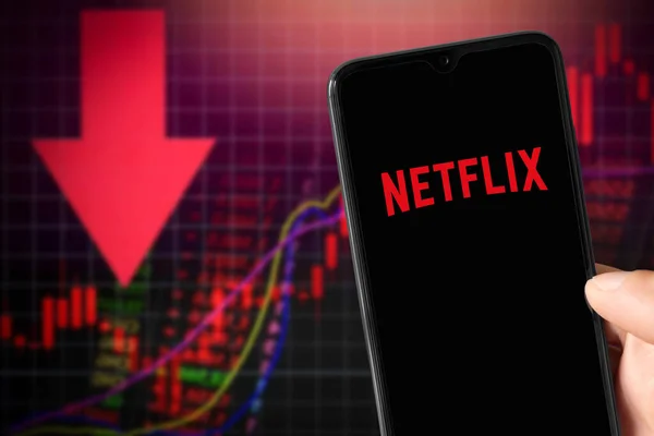 Netflix Corriendo Smartphone Con Antecedentes Mostrando Suscriptores Cayendo Abr 2022 Imagen De Stock