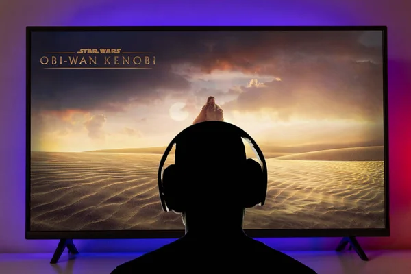Mann Mit Kopfhörer Loooking Für Obi Wan Kenobi Serie Auf — Stockfoto