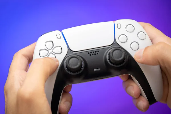 Game Controller Man Hands Purple Background — Stock Photo, Image