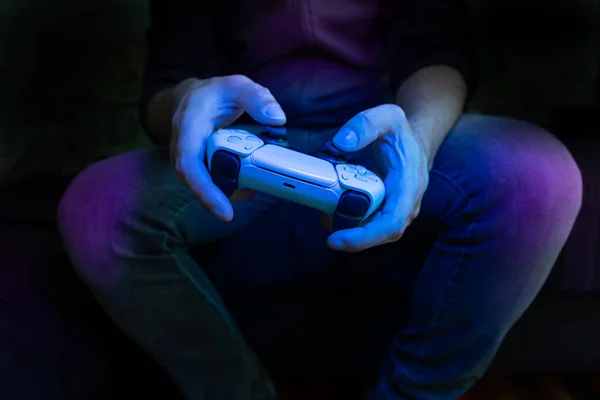 Man Holding Game Controller — Stok fotoğraf