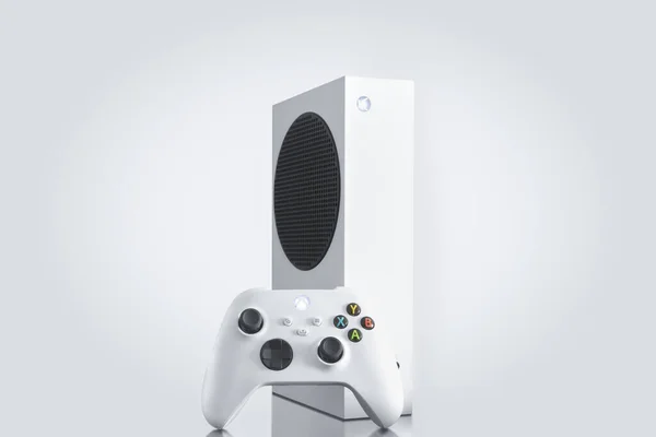 Xbox系列S和控制器 系列S是2022年5月20日在巴西圣保罗最畅销的游戏机 — 图库照片
