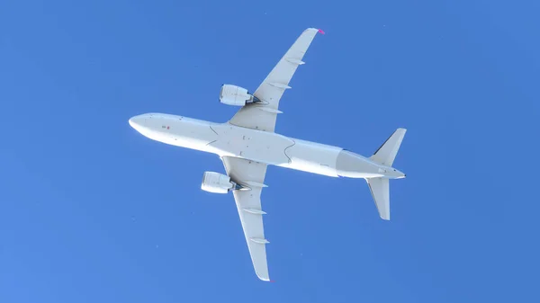 Avião Comercial Voando Sobre Céu — Fotografia de Stock