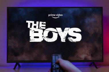 TV ekranında The Boys logosu olan uzaktan kumandalı adam, 3 Haziran 2022, Sao Paulo, Brezilya.