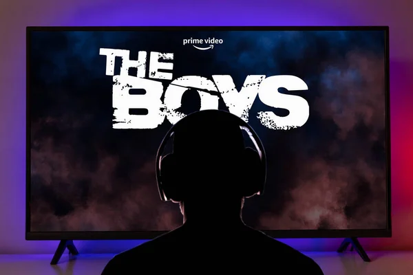 Mann Mit Kopfhörer Mit Blick Auf Das Boys Logo Auf — Stockfoto