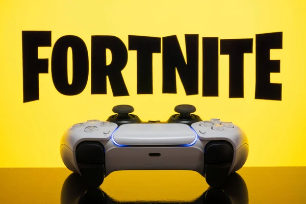 Ekranında Fortnite Logosu Olan Playstation Denetleyicisi Seçici Odak Noktası Haziran — Stok fotoğraf