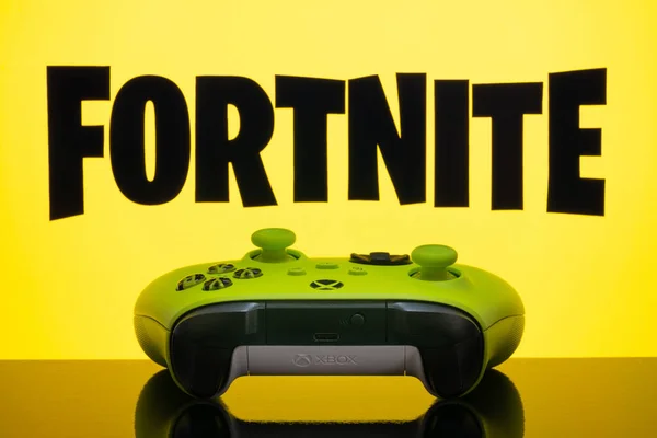 Controlador Serie Xbox Con Logotipo Fortnite Pantalla Enfoque Selectivo Jun — Foto de Stock