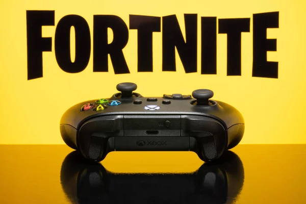 Controlador Serie Xbox Con Logotipo Fortnite Pantalla Enfoque Selectivo Jun — Foto de Stock