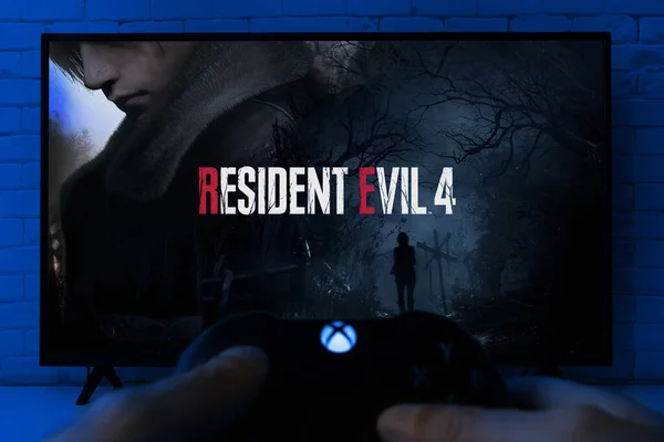 Homme Tenant Contrôleur Xbox Series Avec Logo Resident Evil Écran — Photo