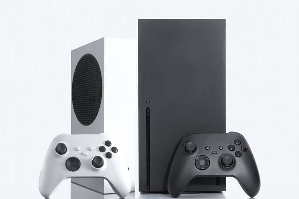 白色背景的黑白游戏主机和控制器 — 图库照片