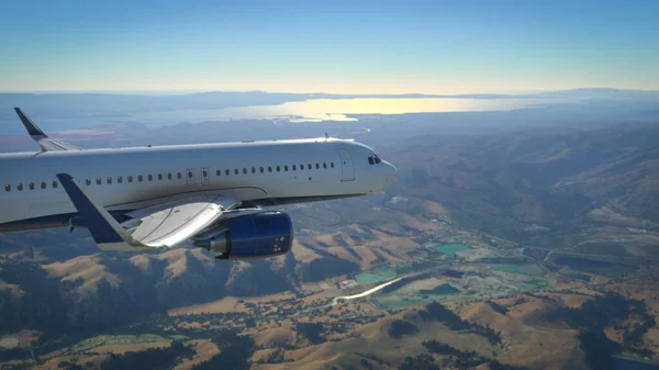 Verkehrsflugzeug Fliegt Über Die Berge — Stockfoto