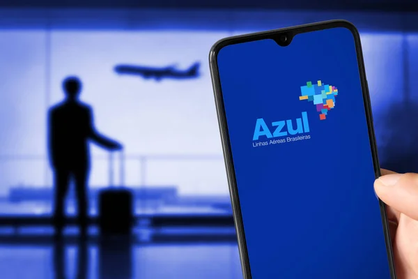 Logotipo Azul Airlines Tela Smarthphone Com Avião Procurando Homem Aeroporto — Fotografia de Stock