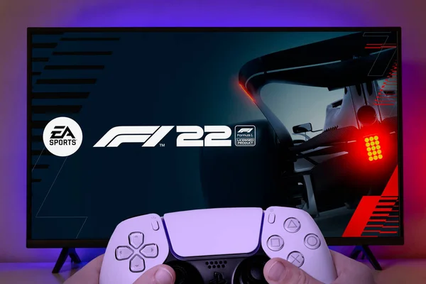 Elinde Playstation Kumandası Olan F122 Oynayan Çocuk Haziran 2022 Sao — Stok fotoğraf