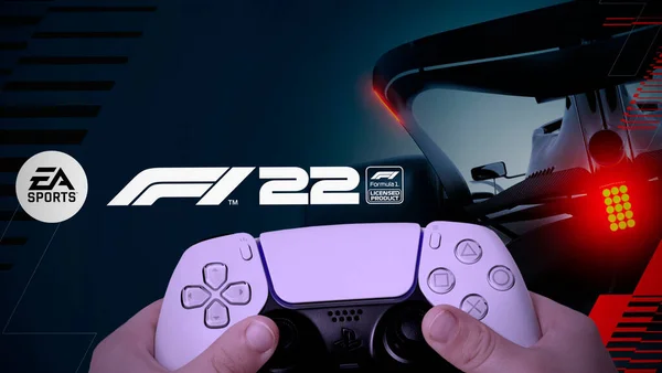 Kind Hält Playstation Controller Und Spielt Fernsehen Juni 2022 Sao — Stockfoto