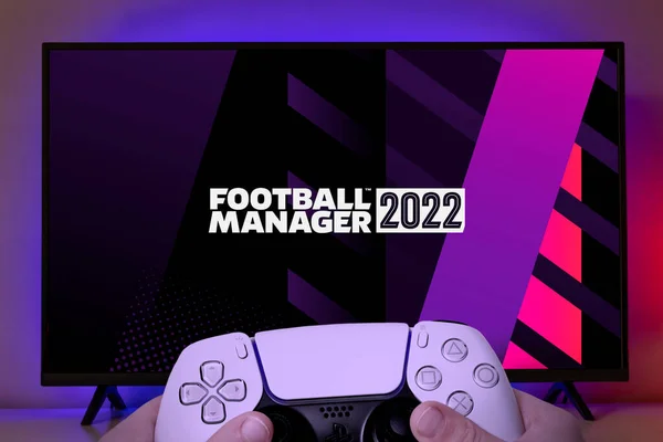 Niño Sosteniendo Playstation Controlador Jugando Football Manager 2022 Televisión Jun —  Fotos de Stock