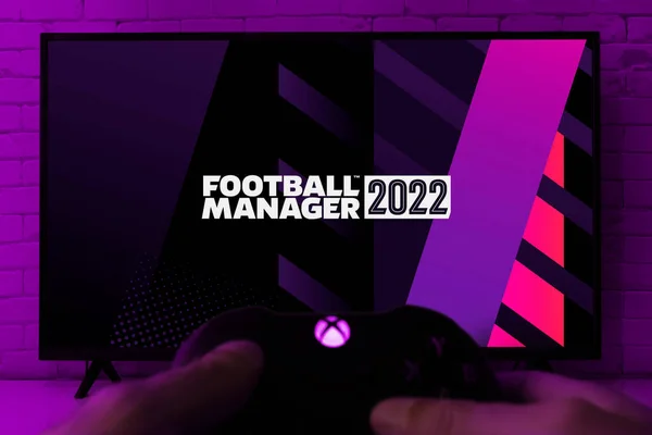 Uomo Possesso Controller Xbox Series Giocare Football Manager 2022 Messa — Foto Stock
